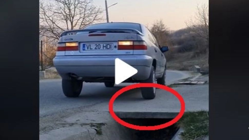 VIDEO – A dat cu mașina în marșarier și n-a observat șanțul de pe marginea drumului – Ce a urmat e complet surprinzător