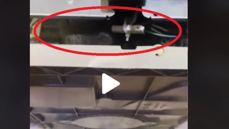 VIDEO – A desfăcut mașina de spălat pentru că nu mai funcționa – Când a văzut ce e înăuntru, a început să țipe