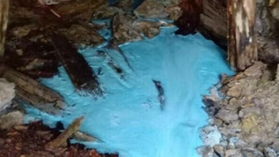 Peștera cu „lacrimi albastre” din inima muntelui - TOXICĂ pentru localnici. Apa colorată, între pericol și afacere - VIDEO
