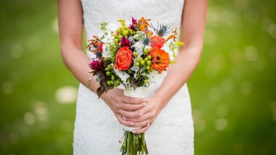 Mireasa fusese adoptată. După 21 de ani, mama îi dă un bilet. De ce l-a ținut ascuns până în ziua nunţii