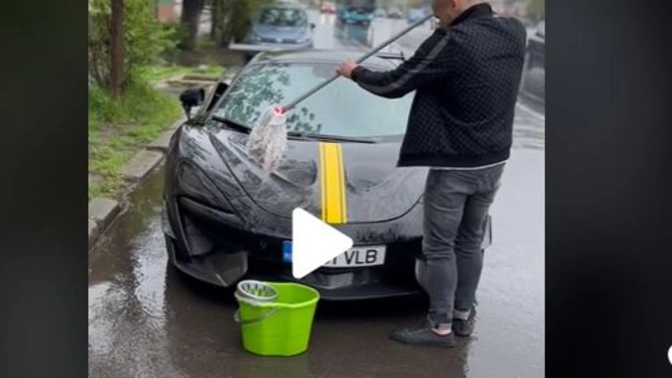 VIDEO – Problemele unui biet român cu mașină McLaren – După ploaie trebuie să adune apă cu mopul de pe capotă - Care e motivul