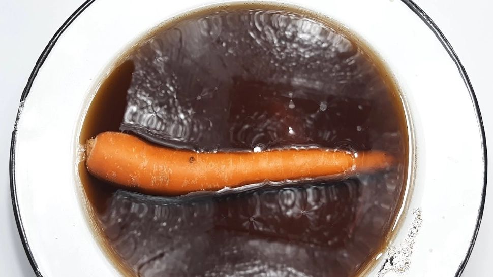 VIDEO – Ce se întâmplă dacă pui un morcov în cola, timp de 24 de ore – Experimentul inedit care a înnebunit internetul