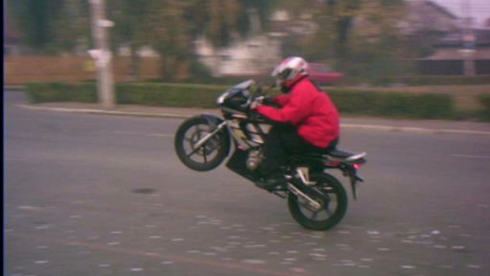 Motociclist DROGAT, oprit de polițiștii din Slatina, după ce a mers pe O ROATĂ