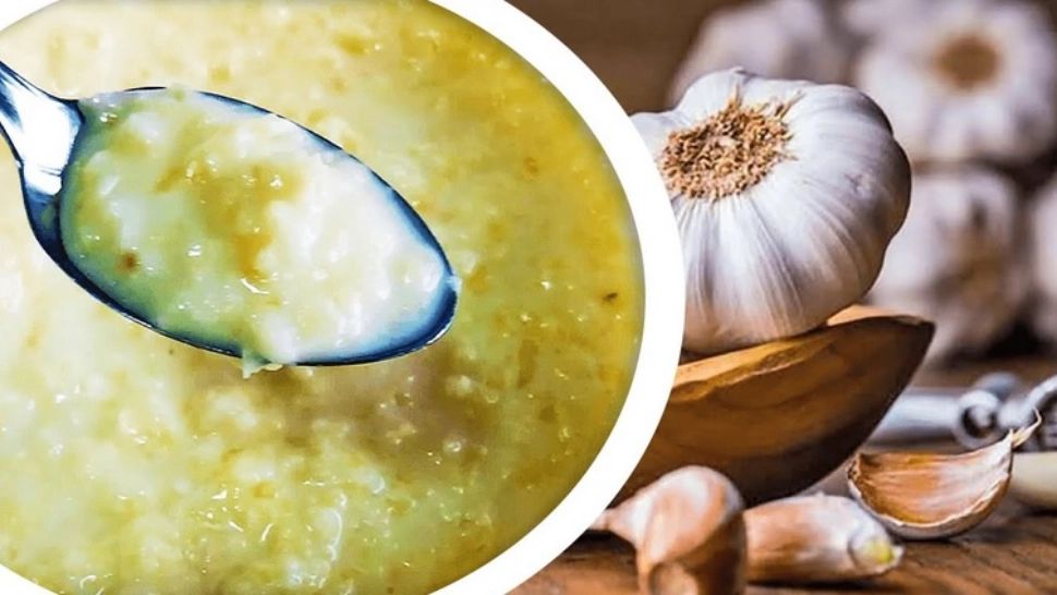 Motivul pentru care nu se pune niciodată sare în mujdeiul de usturoi - Greșeala care distruge toate beneficiile pentru sănătate