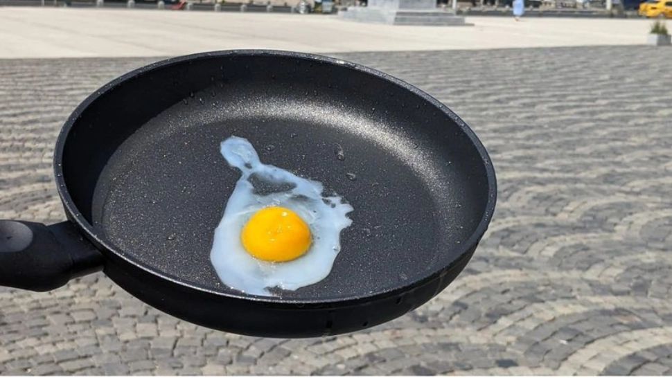 Experimentul care arată canicula extremă din Capitală. În cât timp s-a prăjit un ou pus în tigaie la soare
