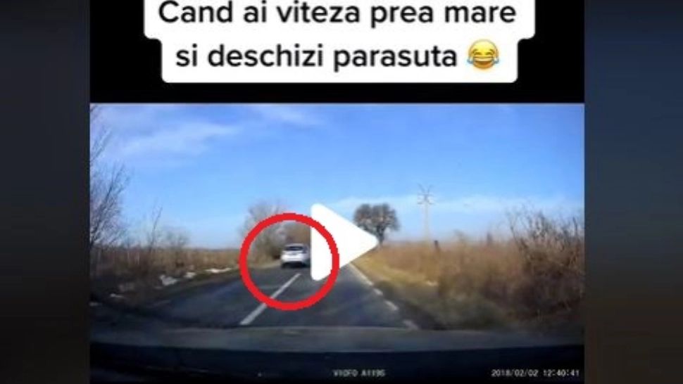 VIDEO – Imagini halucinante de pe o șosea din România – S-a trezit depășit de o mașină cu…parașuta