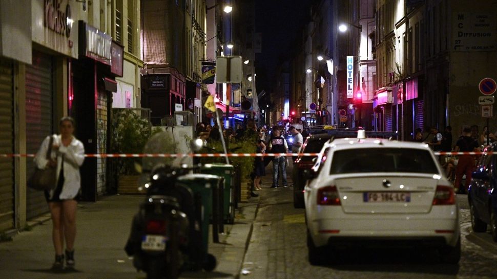 Atac armat la Paris. Un mort şi patru răniţi. Unul dintre criminali a fost prins, complicele a reușit să fugă