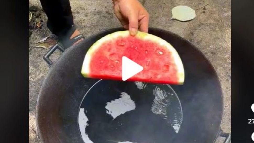 VIDEO – Pepene fript – Rețeta care a șocat internetul – Cum arată la final