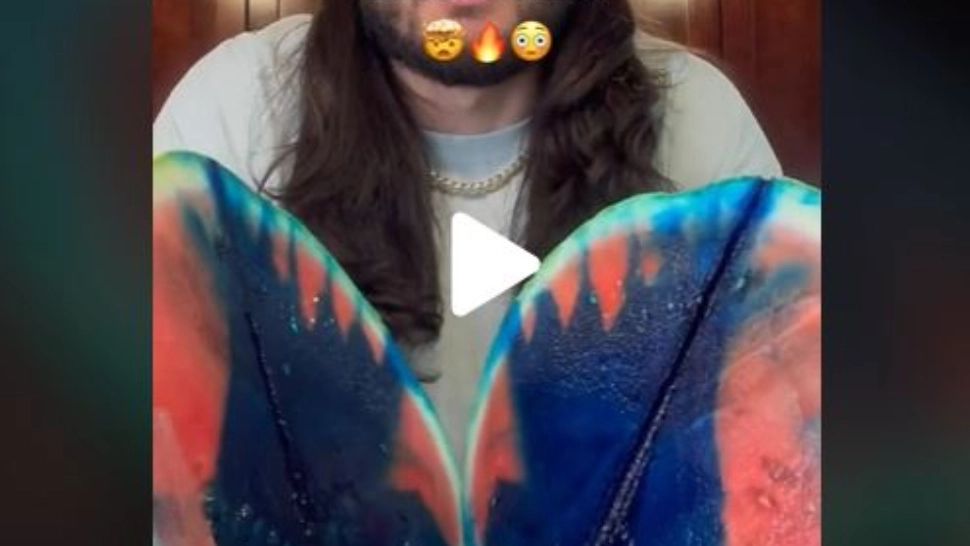 VIDEO – Pepenele roșu cu miez de culoare albastră – Invenția genială a unui internaut: “Idee perfectă de afacere”