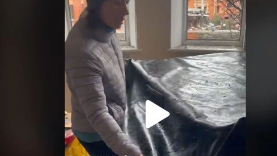 VIDEO – Imagini emoționante din războiul din Ucraina – Ce a găsit o femeie într-o clădire bombardată