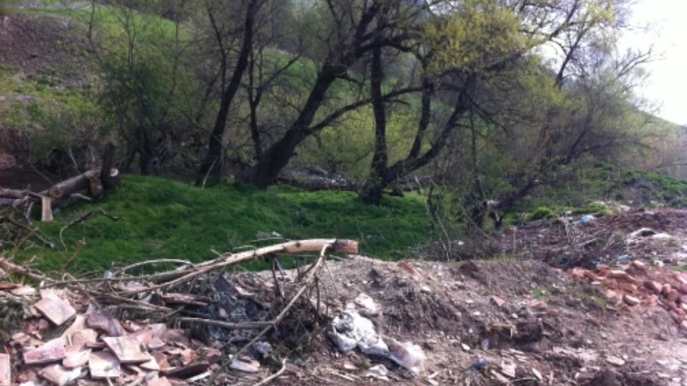 Prostituată din Brașov, mamă a 4 copii, găsită moartă şi îngropată pe malul unui râu. Suspectul a fost eliberat condiționat