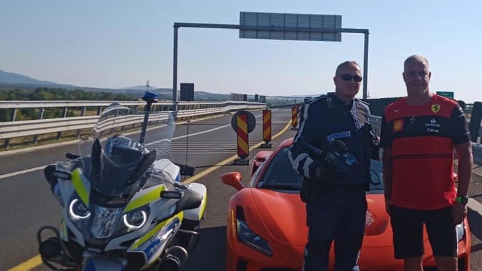 Un pilot de curse, prins pe autostradă cu 230 km/h. Polițiștii s-au fotografiat cu el după ce i-au luat permisul - VIDEO