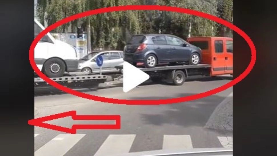 VIDEO halucinant – Doar pe străzile din România poți să vezi așa ceva – Câte mașini tracteaza o singură platformă