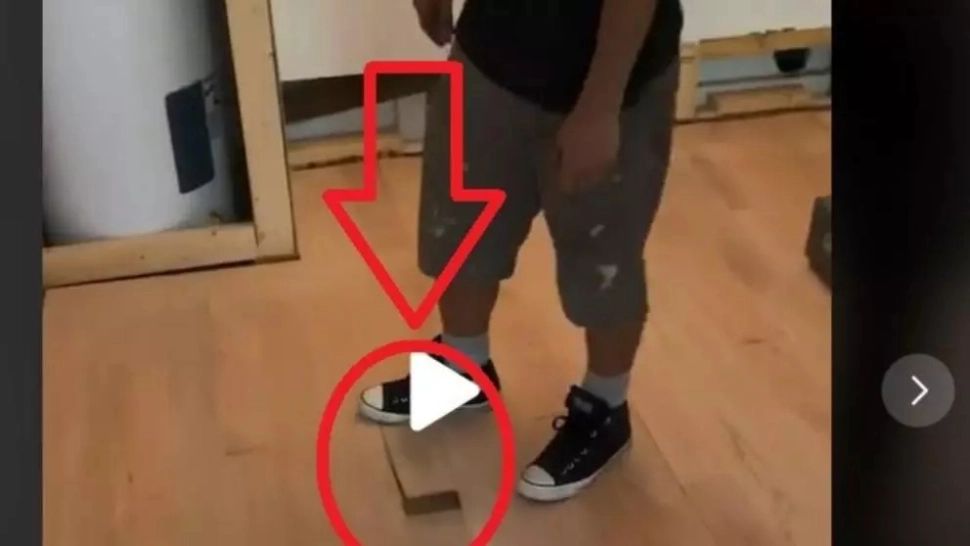 VIDEO – Ce a găsit sub podea – A călcat pe o bucată de parchet care s-a ridicat. Când a tras de ea, a făcut descoperirea