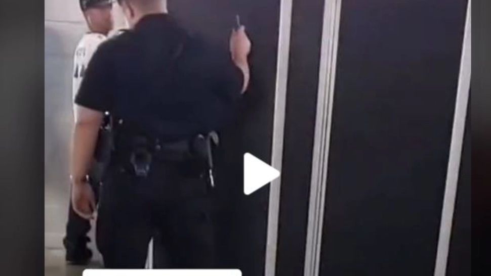 VIDEO – Se auzeau zgomote ciudate din toaletă așa că au chemat poliția – Surpriză mare în interiorul cabinei – Au fost arestați pe loc