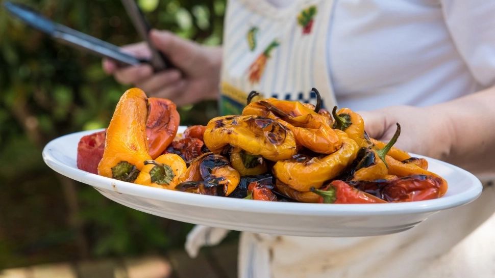 Cea mai simplă metodă de a curăţa ardeii copţi. Sunt gata în câteva secunde