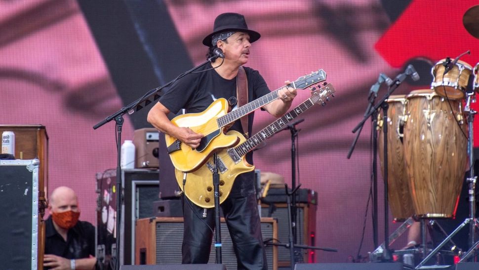 Carlos Santana a leșinat pe scenă în timpul unui concert - VIDEO