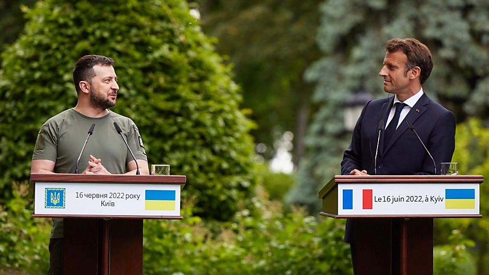 Reacția lui MACRON când ZELENSKI i-a spus că Rusia a atacat Ucraina. Ce spune un PROFILER despre comportamentul celor 2