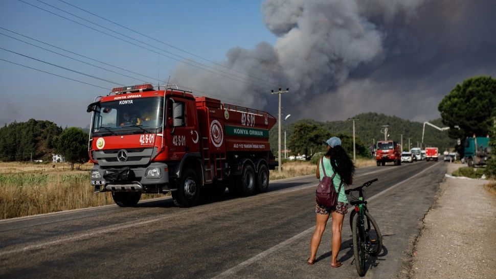Incendiu URIAȘ de vegetaţie în sud-vestul Turciei! Mai multe clădiri, printre care şi hoteluri, au fost evacuate