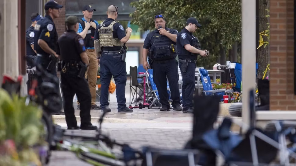 Cine este autorul atacului cu 6 morți și 26 de răniți comis de Ziua Americii. A tras de pe un acoperiș folosind o pușcă puternică