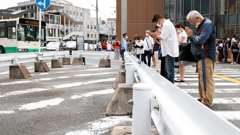 Trupul fostului premier Shinzo Abe, asasinat vineri, transportat la Tokyo. Când va avea loc înmormântarea
