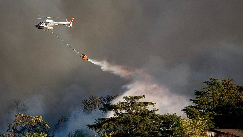 Stare de urgență la Roma. Un incendiu a izbucnit într-un parc de lângă celebrul Colosseum VIDEO/FOTO