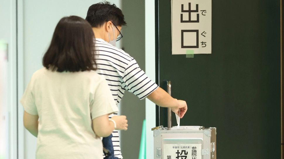 Japonia votează îndoliată. Oamenii merg la urne în stare de șoc, după asasinarea fostului premier Shinzo Abe