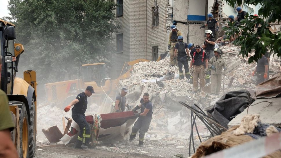 Numărul morților în atacul cu rachete rusești asupra Chasiv Yar a crescut la 29. Zeci de cadavre, scoase de sub dărâmături