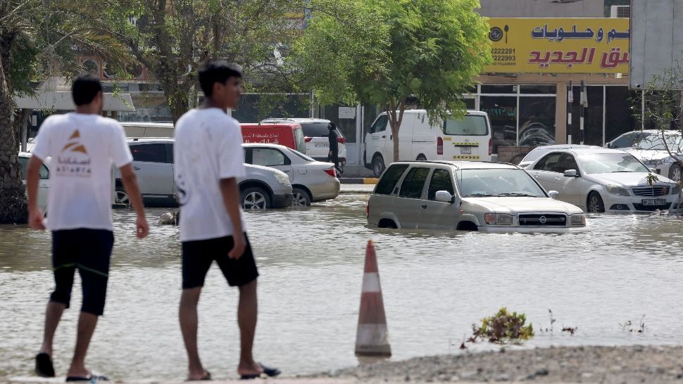 Inundații devastatoare în Emiratele Arabe Unite: cel puțin 7 persoane au murit 