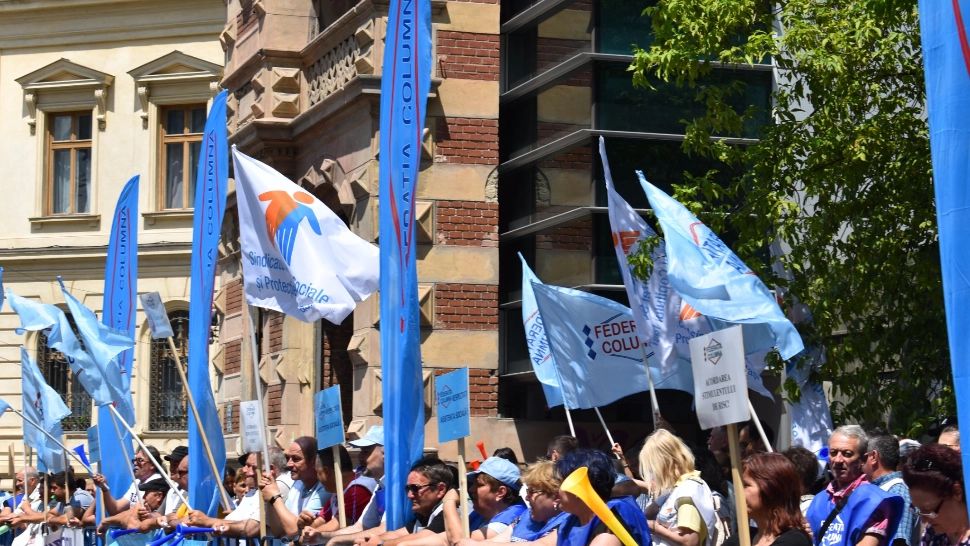 Protest la Ministerul Muncii. Manifestanții cer adoptarea salariului MINIM EUROPEAN  