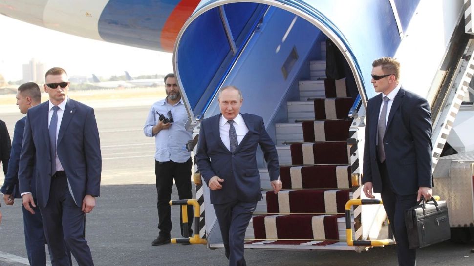 Vladimir Putin ar fi fost înlocuit de o sosie în vizita din Iran, susține un oficial ucrainean