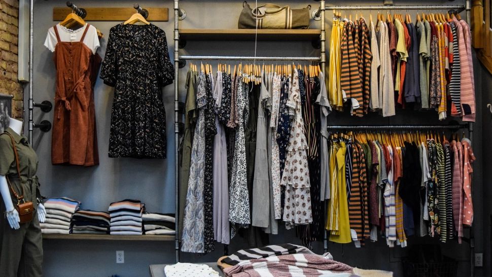 Cinci sfaturi pentru a găsi rochii elegante dacă ești o femeie cu forme (P)