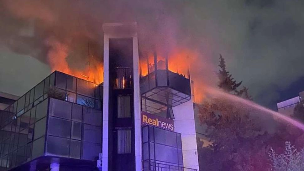 Sediul unui post de radio, incendiat - O persoană a avut nevoie de îngrijiri medicale - Clădirea este puternic avariată