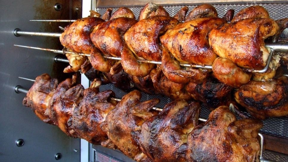 Pățania unui fost primar, după ce a cumpărat pui la rotisor de la supermarket: „Pe lângă faptul că e crud, să mai aibă și penele pe el?" - FOTO 