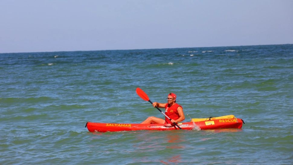 Steag roșu pe Litoral, valurile pot atinge înălțimi de 2 metri. Pericol major de înec