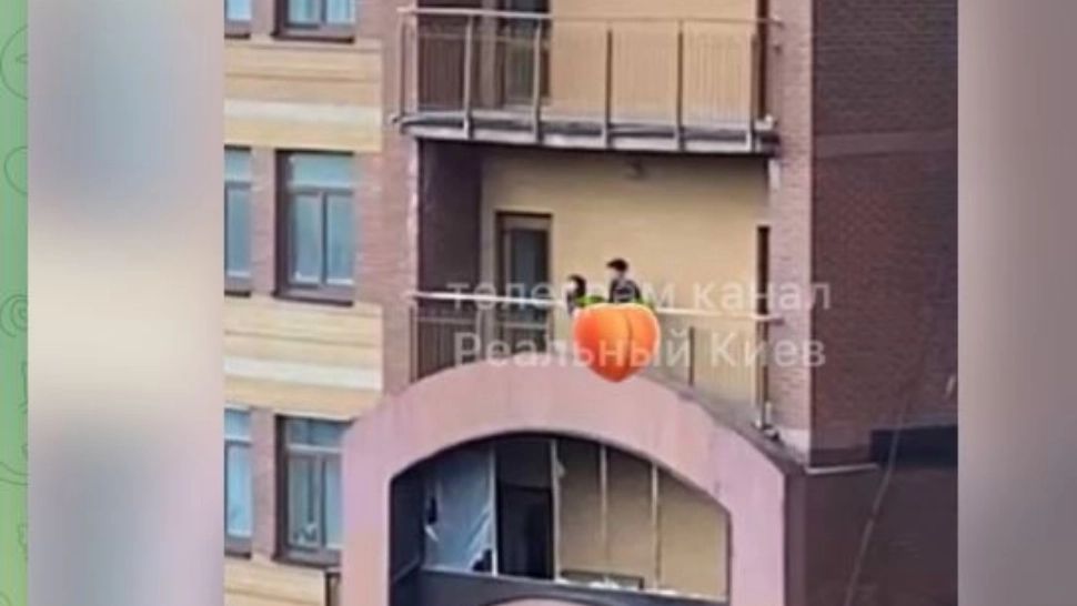 Un cuplu de ucraineni mai „special”. Au făcut sex pe balcon în timpul unui raid aerian și s-au filmat