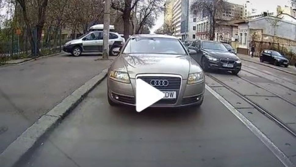 VIDEO – Cum arată “șmecheria” în traficul bucureștean – Ce face un șofer când vede că se pune roșu la semafor