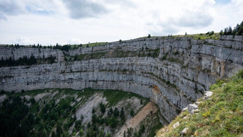 O mamă s-a aruncat de pe o stâncă împreună cu cei doi copii ai ei, de 2 și 4 ani. Detalii șocante din anchetă