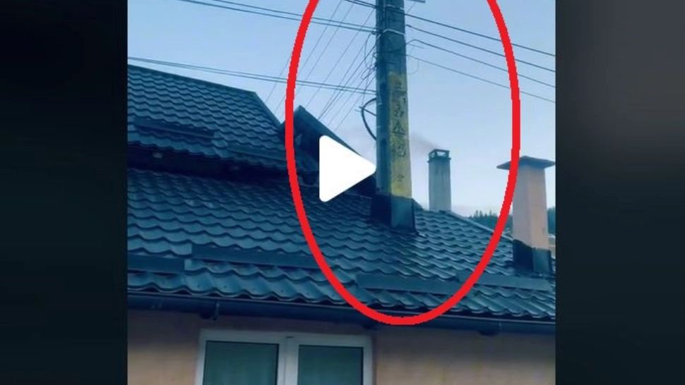 Așa ceva numai în România poți să vezi: stâlp de electricitate în mijlocul unei case