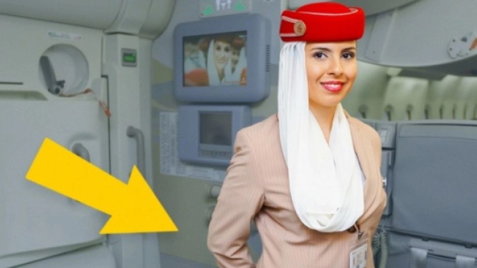 De ce țin stewardesele mâinile la spate. Motivul te va surprinde