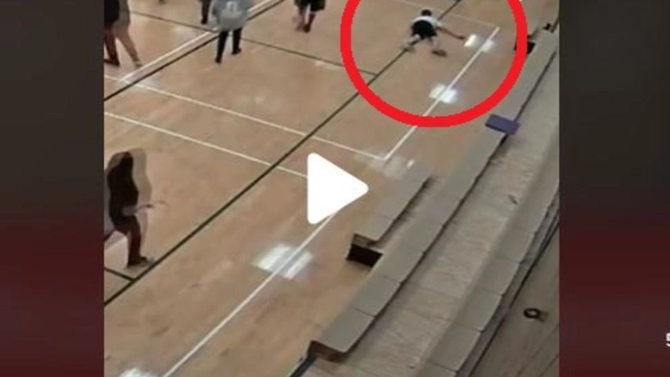 VIDEO – Un elev a făcut stop cardiac la ora de sport și toți colegii săi au trecut pe lângă el fără să-l ajute – Intervenția salvatoare a directorului școlii