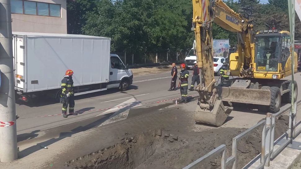 Dorel lovește din nou. Risc de explozie în Vaslui - A fost spartă conducta de gaze de muncitorii care lucrau la rețeaua de apă - VIDEO