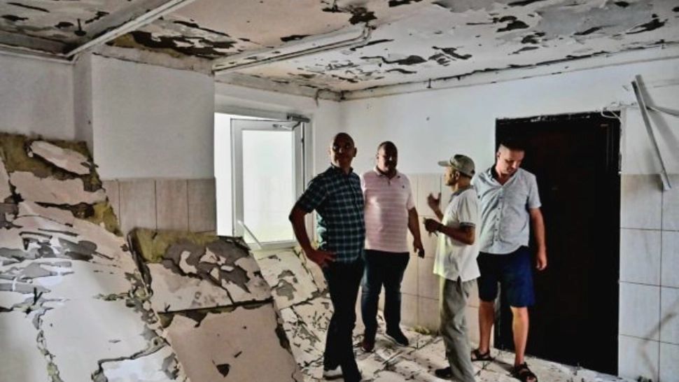 Momente de panică în Capitală! Termoizolația unui bloc din Sectorul 2 s-a prăbușit