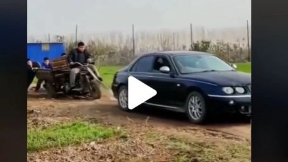VIDEO – S-a fărâmat bolidul când a încercat să tracteze o motocicletă – Imaginile de tot râsul au devenit virale