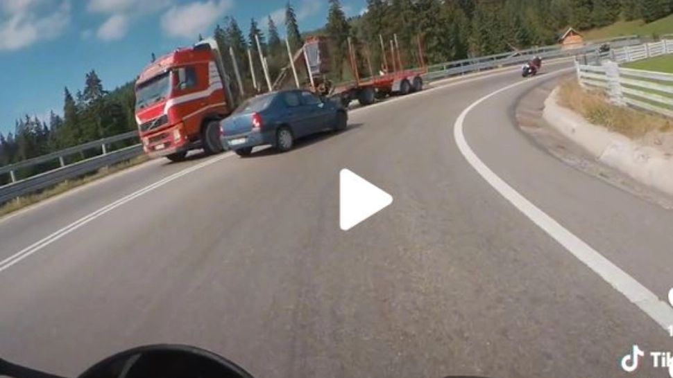 VIDEO – La un pas de moarte pentru că s-a speriat de doi motocicliști – Imagini halucinante surprinse în traficul din România