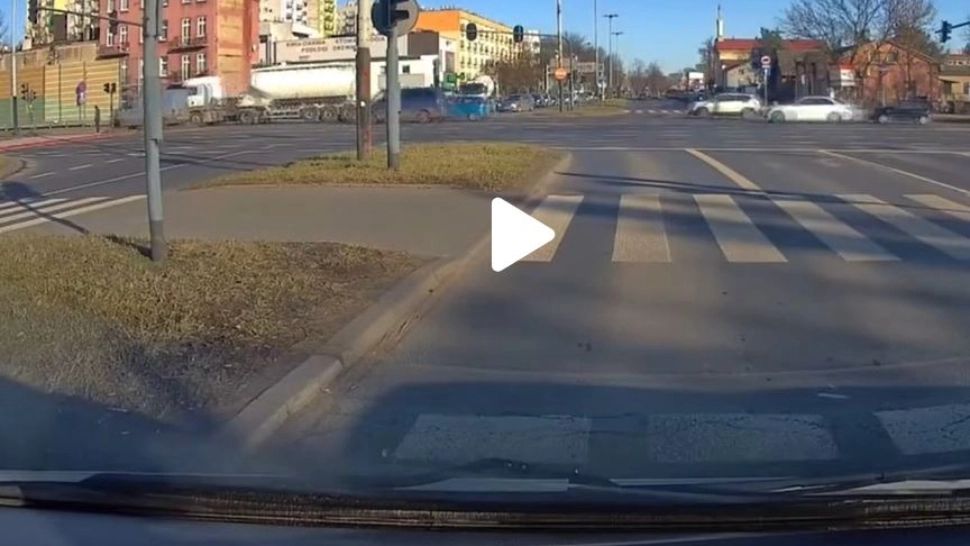 VIDEO – Un șofer stătea liniștit la semafor când a văzut deodată ceva șocant pe trecerea de pietoni – Toată lumea a rămas mască