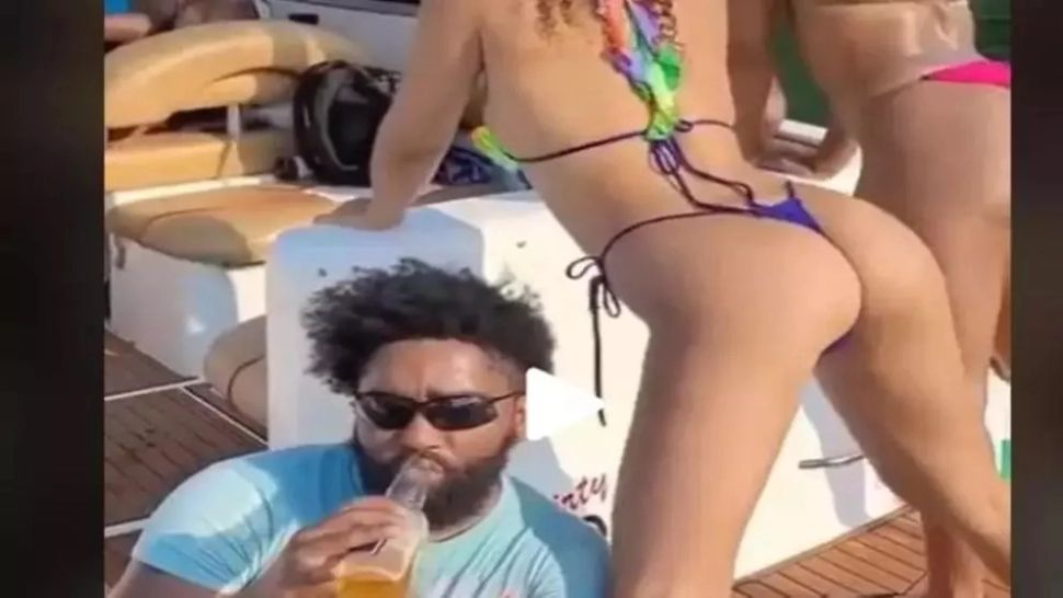 VIDEO – A vrut să facă twerking dar era să moară – Accidentul serios al unei tinere ce a vrut să-și impresioneze prietenii cu formele ei