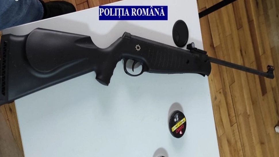 Noapte grea pentru polițiștii din Borșa. Un bărbat, amenințat de soţie cu arma de vânătoare. Un altul, amenințat de propriul frate