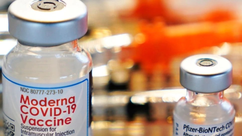Vaccinurile COVID-19 adaptate Omicron de Moderna și Pfizer, aprobate în SUA - Când trebuie administrate