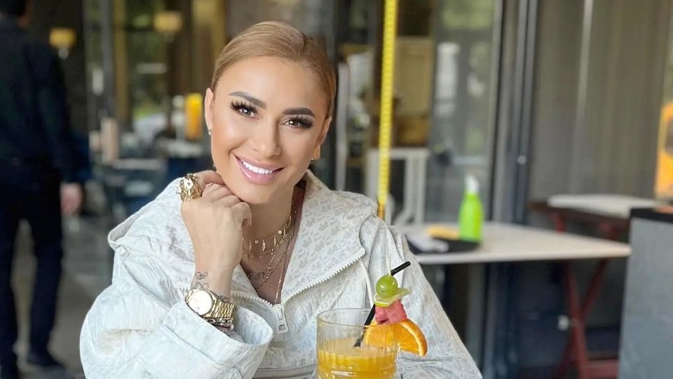 Anamaria Prodan - noul lider al femeilor din România din Alianța Pentru Patrie a bătut palma pentru un festival de muzica populara, un tribut adus mamei sale, Ionela Prodan